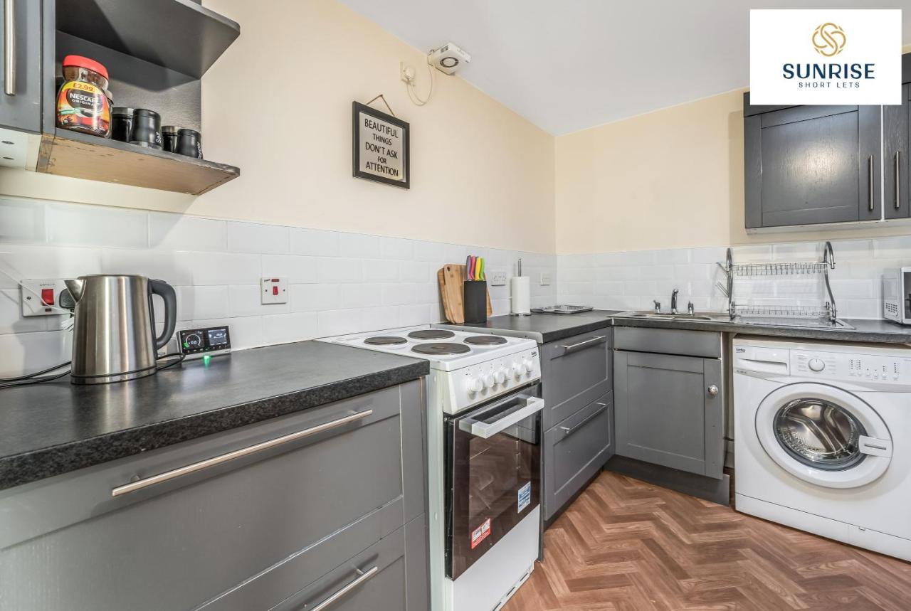 The Law, Has 4 Rooms With Tvs, 2 Bathrooms, Central, Free Parking, Fully Equipped, Contractor And Trades Favourite, 5 Mins To Centre - Long Stays, Invoice And Reduced Price Are Only Via Sunrise Short Lets Дънди Екстериор снимка