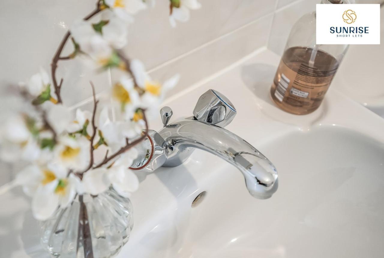 The Law, Has 4 Rooms With Tvs, 2 Bathrooms, Central, Free Parking, Fully Equipped, Contractor And Trades Favourite, 5 Mins To Centre - Long Stays, Invoice And Reduced Price Are Only Via Sunrise Short Lets Дънди Екстериор снимка